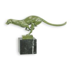 Bronzen sculptuur van rennende groene poema op donkere sokkel