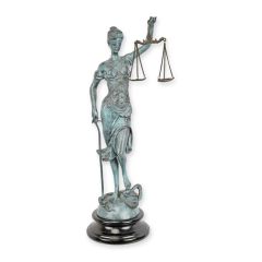 Bronzen beeld Vrouwe Justitia met groene finish, weegschaal en zwaard
