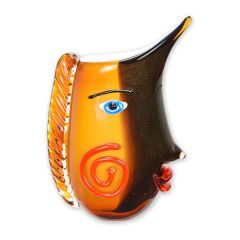 Abstracte glazen vaas met oranje-zwart gezicht en blauw oog