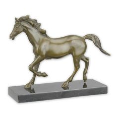 Bronzen paardensculptuur in dynamische houding op donkere sokkel