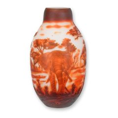 Cameoglazen balustervaas met Afrikaanse olifant in roodbruin en wit
