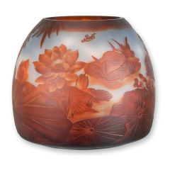 Cameoglazen vaas Lily Pond met roestbruin waterleliedecor