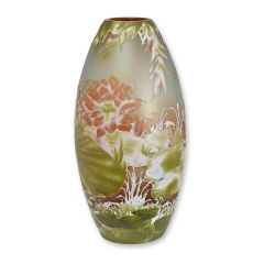 Cameo glazen vaas Lelievijver met waterbloemen en groene bladeren