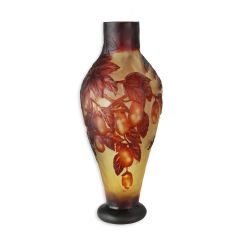Cameo glazen vaas met rood druiven- en bladmotief