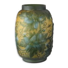 Cameoglazen vaas met blauwgroen bloemreliëf
