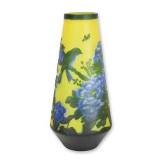Cameo glazen vaas met groene vogel en blauwe bloemen