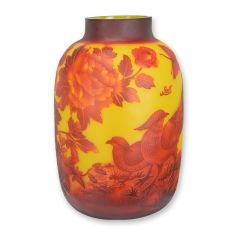 Cameoglazen vaas met rood-oranje fazanten en bloemen op gele basis