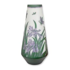 Cameo glazen vaas met paarse bloemen, groene bladeren en vlinders