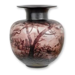 Cameoglazen vaas met herfstlandschap en zwarte hals