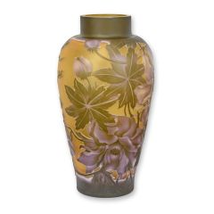 Cameoglazen vaas Peony met lila bloemen en olijfgroene bladeren