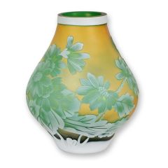 Cameoglazen vaas Daisy met lichtgroen bloemmotief op geelgroene ondergrond