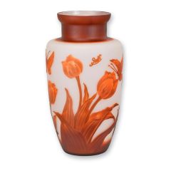 Cameoglazen vaas met oranjerode tulpen en vlinder