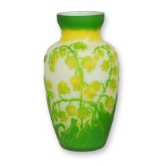 Glazen cameovaas met groen-geel motief van hangende klokbloemen