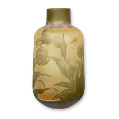 Cameoglazen vaas met tulpen en vlinder in amber- en olijfgroen