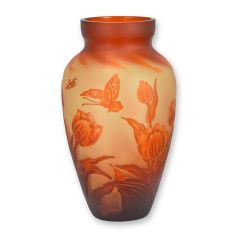 Cameoglazen vaas met oranje tulpen en vlinderdecor