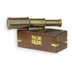 Uitschuifbare messing monoculair op bruine houten opbergdoos