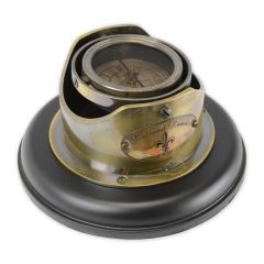 Messing scheepskompas op zwarte ronde voet met sierplaquette