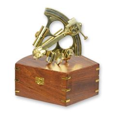 Messing sextant met schaalverdeling en houten opbergdoos