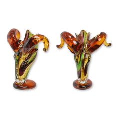Glazen ramkopvaas met gekrulde amberkleurige horens en groene accenten