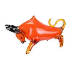 Glazen stierenbeeld in Murano-stijl met oranjerood gespikkeld lichaam