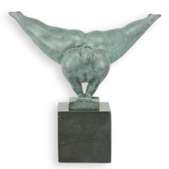 Bronzen beeld van een danseres, met een groene afwerking