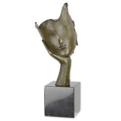 Bronzen beeld van een gezicht dat op een handpalm rust