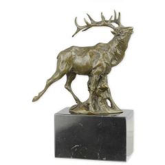 Bronzen beeld van een rood hert