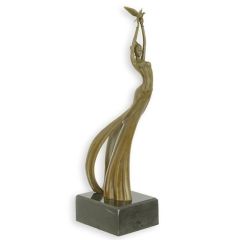 Bronzen beeld van een vrouw met een duif in haar handen (afgewerkt met een bruine patina)