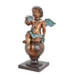 Bronzen sculptuur van Cupido zittend op een bal met een vogel - Hoogte 93 cm