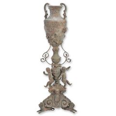 Een bronzen vaas op een voetstuk - Hoogte 154 cm