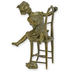 Bronzen beeld spelende kat met kind