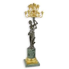 Een bronzen kandelaar voor dertien kaarsen op een marmeren voet - 108 cm hoog