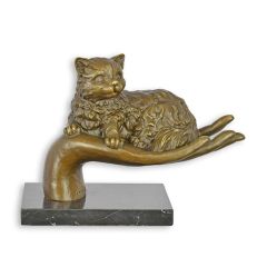 Bronzen sculptuur van een hand die een kat vasthoudt