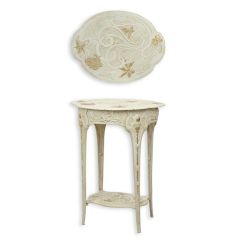 Een witte gietijzeren bloementafel in art nouveau-stijl