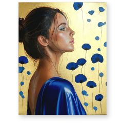 Held by Light van Simona Zecca, origineel olieverfschilderij met bladgoud, gouden achtergrond en blauwe bloemen