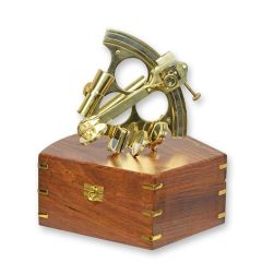Messing sextant in een houten doos