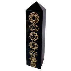Obsidiaan obelisk met de 7 chakra symbolen gegraveerd