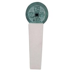 Pi-schijf met symbolen, van groene jade uit Myanmar, op sokkel - Hoogte 125 cm