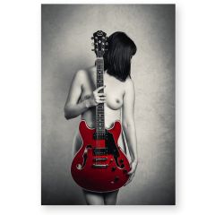Fine Art kunstfotografie Stings of Silence van Michel Nulens met rode gitaar en minimalistische artistieke naaktkunst