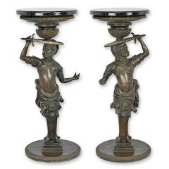 Twee bronzen Guéridons met Marmeren blad - Hoogte 76,5 cm