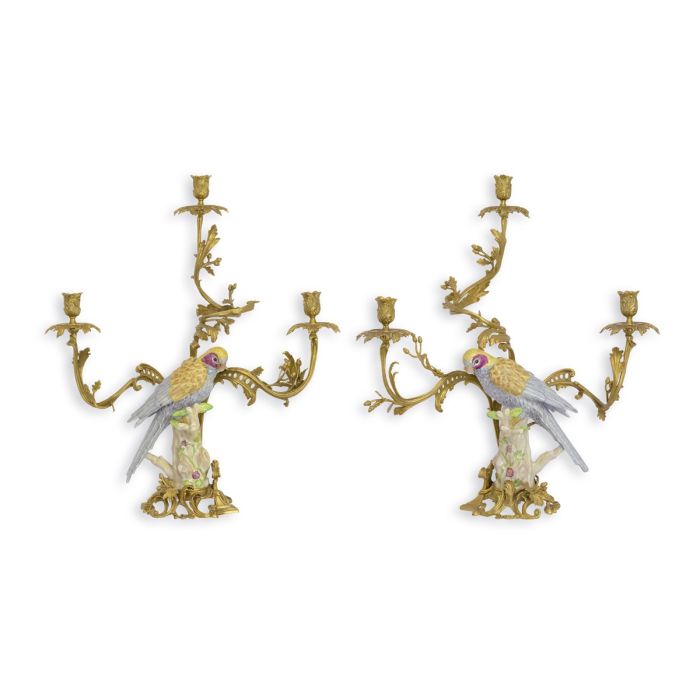 Set van 2 papegaaienkandelaars met porseleinen vogels en bronzen ranken