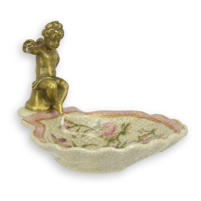 Porseleinen zeephouder met roze bloemendecor en bronzen puttofiguur