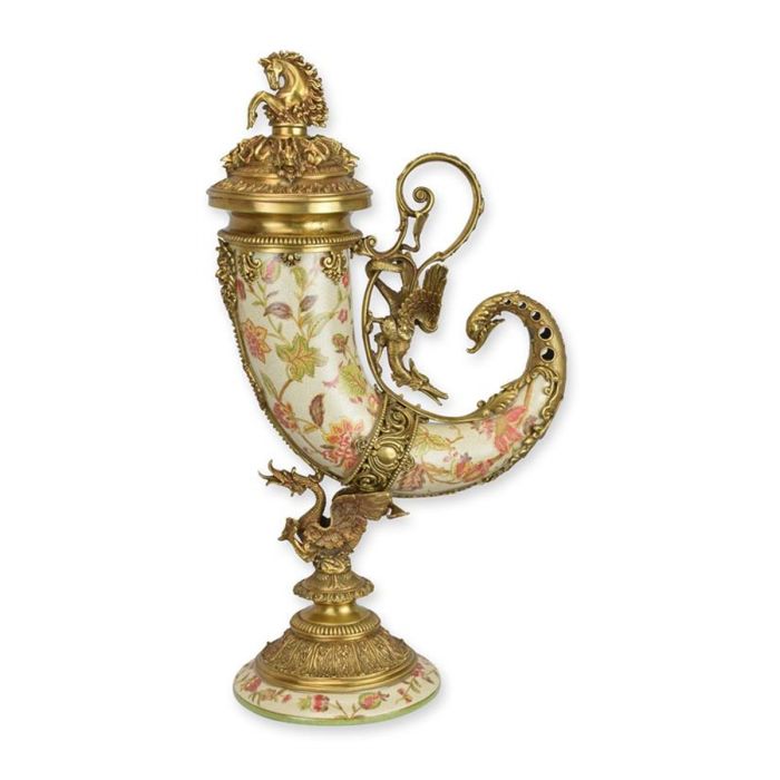 Porseleinen cornucopiahoorn met bronzen beslag en paardenfiguur