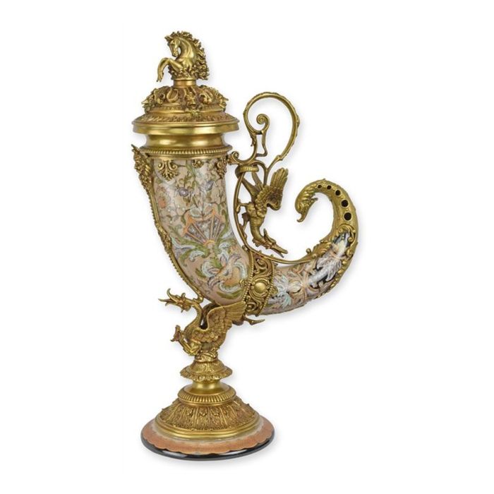 Porseleinen cornucopia met bronzen monturen en paardenfiguur