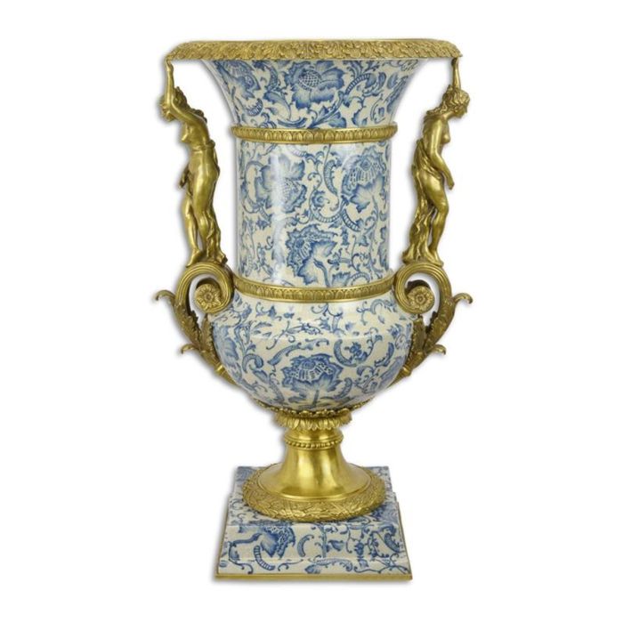 Porseleinen urn met blauw-wit bloemendecor en bronzen figuren