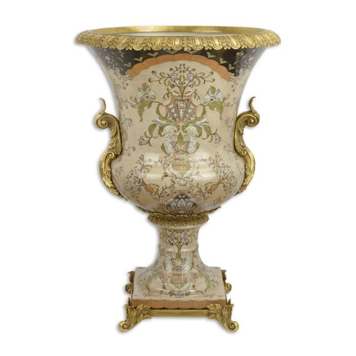 Porseleinen urn met bronzen kruloren en bloemmotieven