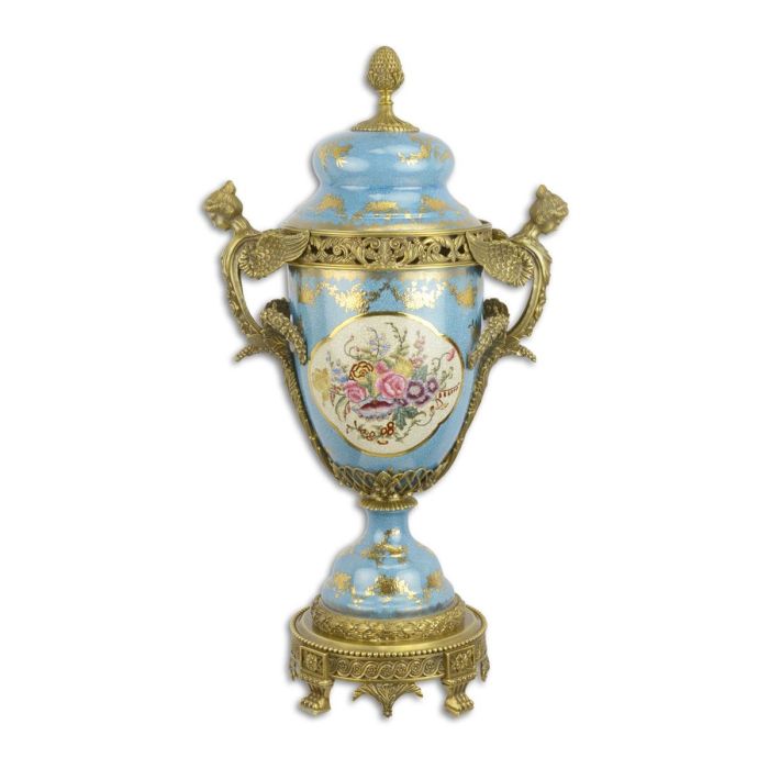 Blauwe porseleinen sierurn met bloemmedaillon en bronzen monturen