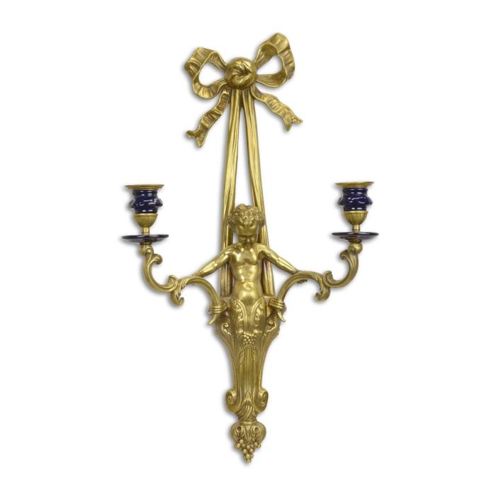 Bronzen tweelichts wandapplique met putto, strik en blauw porselein