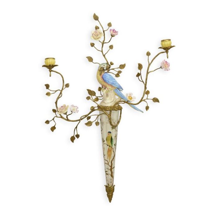 Twee-armige porseleinen wandapplique met kleurrijke papegaai en bronzen bladertakken