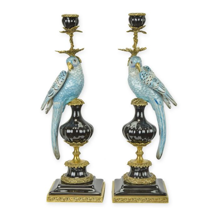 Set van 2 lichtblauwe porseleinen papegaaikandelaars met bronzen monturen